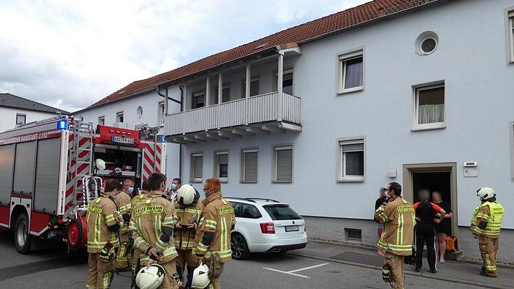 Als die Haßfurter Feuerwehr am Brandort ankam, hatte ein Nachbar mit einem Pulverlöscher bereits Vorarbeit geleistet. Foto: Christian Licha