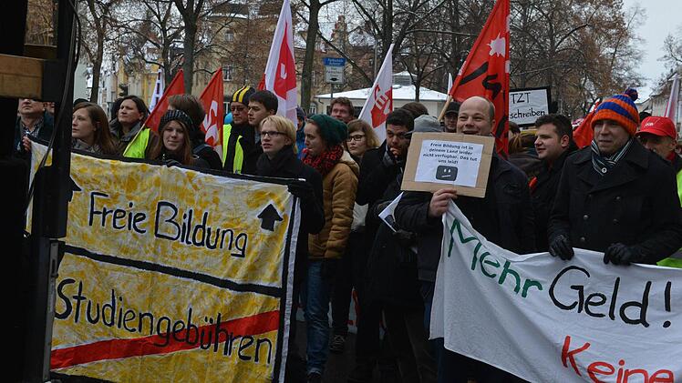 Der Demonstrationszug startete am Markusplatz und bewegte sich durch die Untere Königsstraße über die Kettenbrücke bis zum Maxplatz. Fotos: Ronald Rinklef