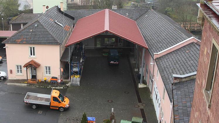 Der Service-Betrieb muss vorerst weiter mit Provisorien leben: Die offene Halle neben der Verwaltung (links) sollten eigentlich ersetzt und der ganze Bereich angehoben werden, damit der Hof hochwassersicher wird. Foto: Ralf Ruppert