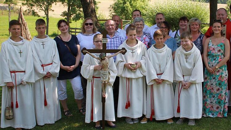 Die Jubilare stellten sich mit den Ministranten und Vertretern der Feuerwehr zum Erinnerungsbild.