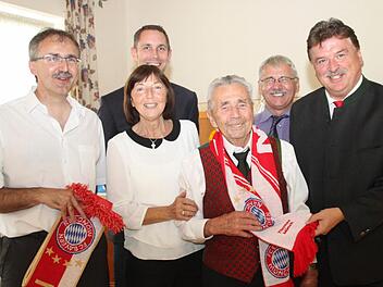 Ein Bayern-Schal für den FC-Bayern-Fan Thomas Münch, der seinen 100. Geburtstag gefeiert hat. Unser Bild zeigt ihn mit (von links) seinem Sohn Dietmar, Tochter Gertrud, Bürgermeister Martin Bernreuther, Sohn Hans-Rainer und Landrat Klaus-Peter Söllner. Alexander Hartmann