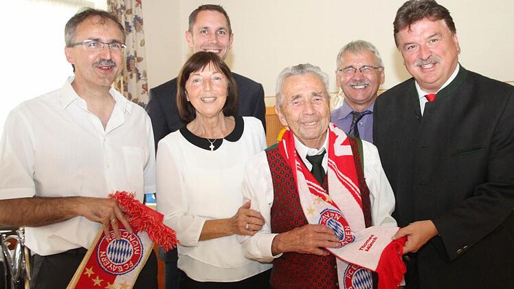 Ein Bayern-Schal für den FC-Bayern-Fan Thomas Münch, der seinen 100. Geburtstag gefeiert hat. Unser Bild zeigt ihn mit (von links) seinem Sohn Dietmar, Tochter Gertrud, Bürgermeister Martin Bernreuther, Sohn Hans-Rainer und Landrat Klaus-Peter Söllner. Alexander Hartmann