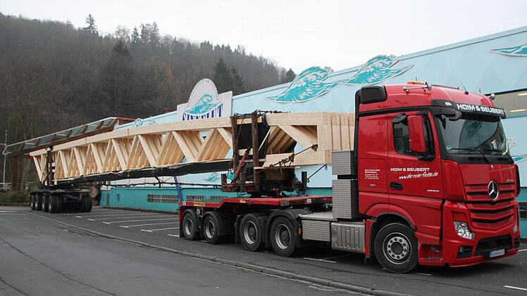 Am Morgen: Ankunft der Fachwerkträger vor der Therme Sinnflut Foto: Ulrike Müller