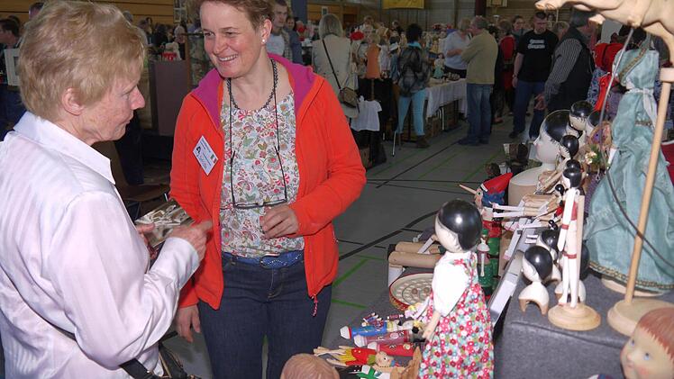 Publikumsmagnet: der Wochenend-Flohmarkt auf dem Schützenplatz anlässlich des internationalen Puppenfestival. Foto: ALbert Höchstädter