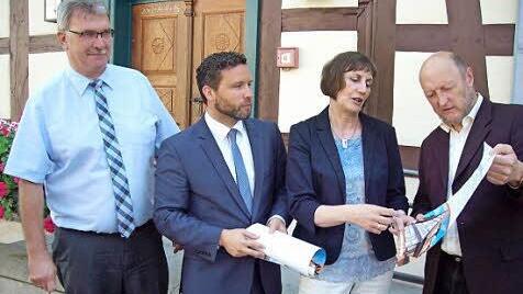 Die IR startet mit einer neuen Aktion zur Attraktivitätssteigerung der Innerortsbereiche und (von links) der Bürgermeister von Untermerzbach Helmut Dietz (SPD), IR-Vorsitzender und Ahorns Bürgermeister Martin Finzel, Dr. Christiane Schillig vom Amt für Ländliche Entwicklung sowie Planer Frank Neumann stellten sie vor.  Foto: Doris Weidner