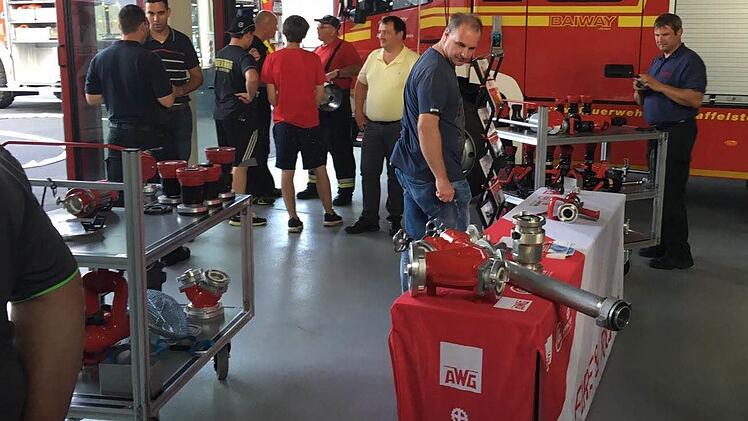 In der Staffelsteiner Fahrzeughalle waren ausgewählte Produkte eines Herstellers für Feuerwehrbedarf zu sehen. Foto: Alexander Heller