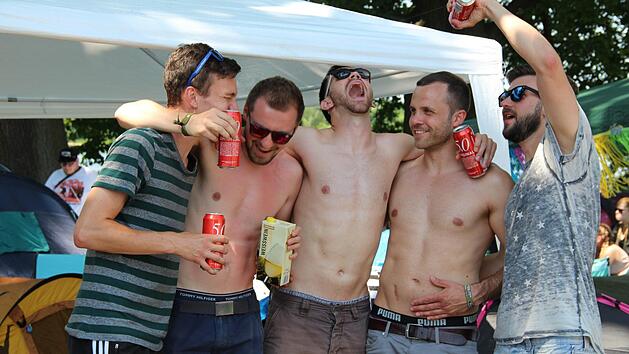 Gute Stimmung auf dem Campingplatz bei RIP - Dosenbier macht&acute;s m&ouml;glich. Foto: Melina M&uuml;nchow