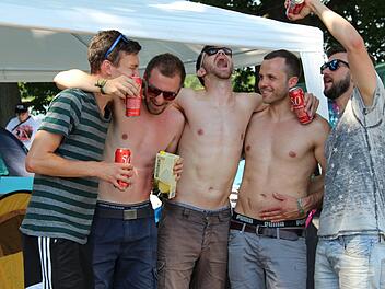 Gute Stimmung auf dem Campingplatz bei RIP - Dosenbier macht´s möglich. Foto: Melina Münchow