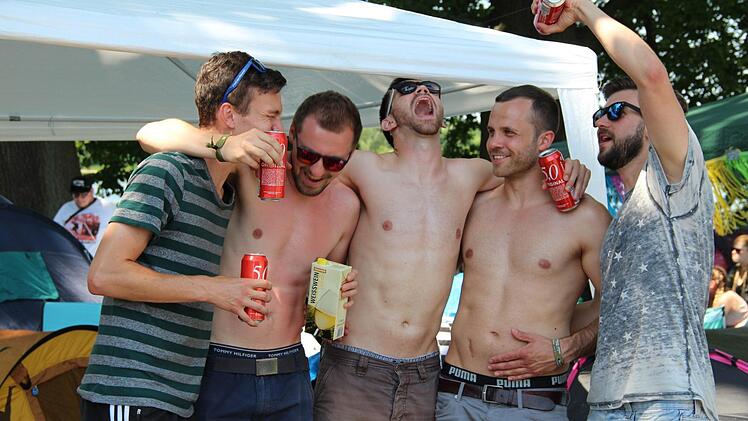 Gute Stimmung auf dem Campingplatz bei RIP - Dosenbier macht´s möglich. Foto: Melina Münchow