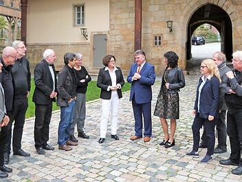 Der Vorstand der Bayerischen Architektenkammer mit Landrat Klaus Peter Söllner (Mitte) bei einer Führung auf Schloss Thurnau. Links neben ihm Vizepräsidentin Marion Resch-Heckel, rechts daneben Präsidentin Christine Degenhart  Foto: Werner Reißaus