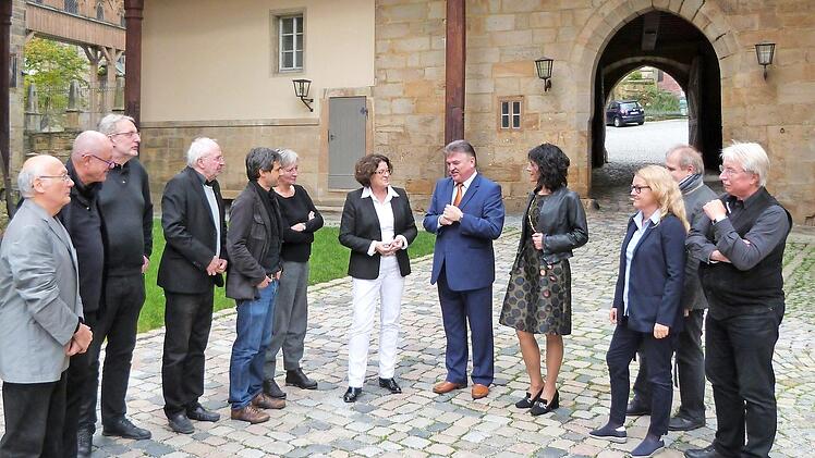 Der Vorstand der Bayerischen Architektenkammer mit Landrat Klaus Peter Söllner (Mitte) bei einer Führung auf Schloss Thurnau. Links neben ihm Vizepräsidentin Marion Resch-Heckel, rechts daneben Präsidentin Christine Degenhart  Foto: Werner Reißaus