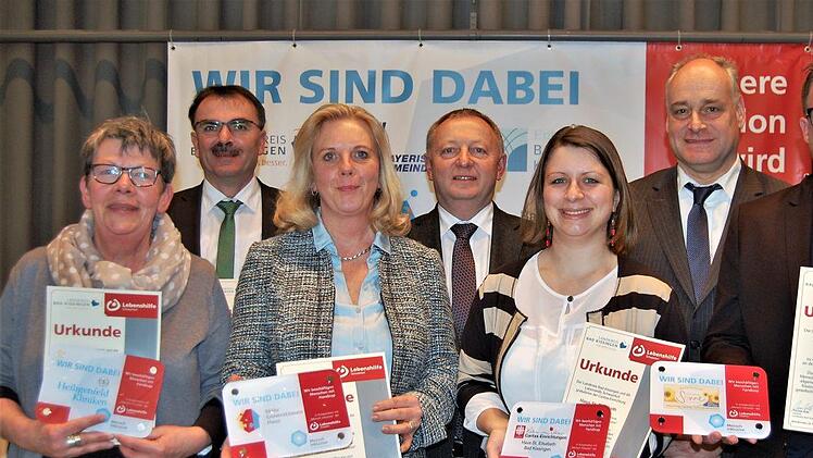Mit dem Lebenshilfe-Qualitätssiegel "Wir sind dabei" wurden fünf Landkreis-Unternehmen ausgezeichnet: (vordere Reihe von links) Elisabeth Weissensel (Heiligenfeld-Kliniken), Iris Hönig (Mehrgenerationenhaus), Susanne Scheiner (Caritas Seniorenzentrum St. Elisabeth) und Thomas Eichhorn (Tagespflege Kissinger Sonne); (hinten von links) Nüdlingens Bürgermeister Harald Hofmann stellvertretend für Holzbau Schäfer, Landrat Thomas Bold und Martin Groove, Geschäftsführer der Lebenshilfe Schweinfurt.S...