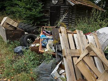 Diesen Haufen Abfall haben Mitarbeiter des Forstbetriebs im Neuwirtshäuser Forst zusammengetragen.Foto: Arkadius Guzy