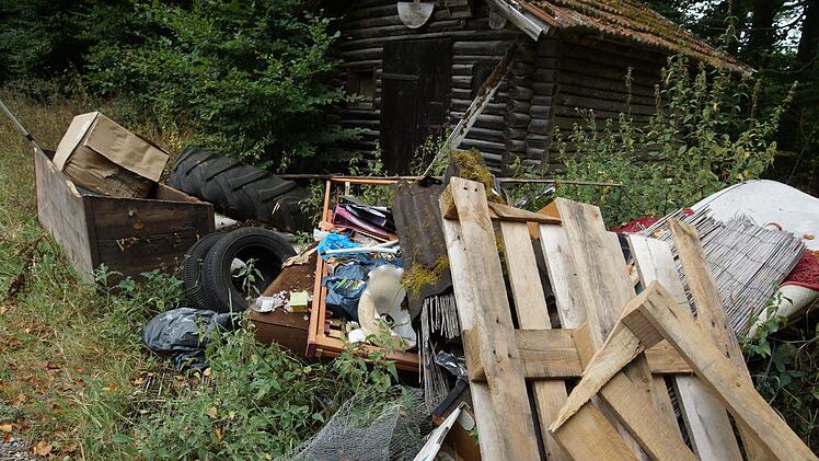 Diesen Haufen Abfall haben Mitarbeiter des Forstbetriebs im Neuwirtshäuser Forst zusammengetragen.Foto: Arkadius Guzy