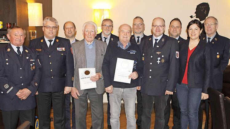 Die Feuerwehr Seelach zeichnete Alfons Graf (4 v. l.) für 70 Jahre und Heinrich Jakob für 50 Jahre Mitgliedschaft aus. Mit im Bild die Vereinsführung und die Ehrengäste.  Foto: Michael Wunder
