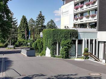 Der Eingangsbereich zum Hotel (rechts) soll modern und regensicher ausgebaut und der Wendehammer (links) entschärft werden.  Foto: Sigismund von Dobschütz
