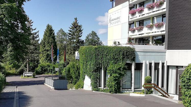 Der Eingangsbereich zum Hotel (rechts) soll modern und regensicher ausgebaut und der Wendehammer (links) entschärft werden.  Foto: Sigismund von Dobschütz