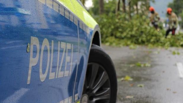In Unterfranken sind mehrere B&auml;ume auf die Autobahn gefallen.  Einer ist auf ein vorbeifahrendes Auto gefallen. Drei Menschen wurden verletzt.  Symbolfoto: FreddyGreve/pixabay,com