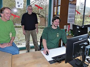 Bastian Bauersachs (rechts) ist künftig der alleinige Geschäftsführer und Gesellschafter der "Die Gärtner Ramming und Tröster GmbH". Roland Ramming (links) bleibt dem Betrieb als Baustellenleiter erhalten, für Thomas Tröster (Mitte) war dagegen am 1. Januar Schluss.  Foto: Werner Reißaus