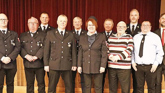 Ehrungen bei der Reichenbacher Feuerwehr. Im Bild (vorn von links) Martin Unkauf, Thomas Gareis, Reiner Lauterbach. Christine Leitner, Werner Wasner und Julian Hildner, dahinter (von rechts) Bürgermeister Christian Ruppert, KBI Ives Wächter, Manfr...