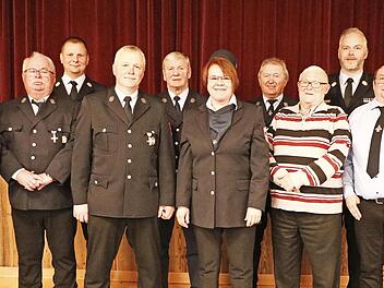 Ehrungen bei der Reichenbacher Feuerwehr. Im Bild (vorn von links) Martin Unkauf, Thomas Gareis, Reiner Lauterbach. Christine Leitner, Werner Wasner und Julian Hildner, dahinter (von rechts) B&uuml;rgermeister Christian Ruppert, KBI Ives W&auml;chter, Manfr...