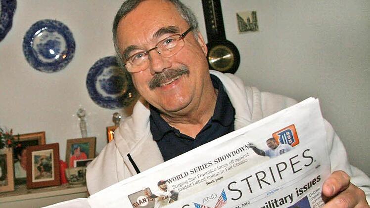Rick Sidley liest regelmäßig amerikanische -Zeitungen wie "Stars and Stripes" und informiert sich  auch über die Nachrichten, was in seiner Heimat so vor sich geht. Fotos: Sonja Adam