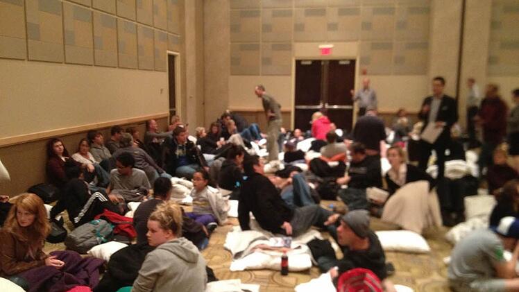 Während des Sturms waren Hotelgäste und Personal in einem Ballsaal untergebracht.