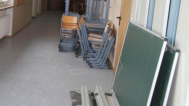 Aus den alten Klassenzimmern wurden die Tafeln abmontiert.