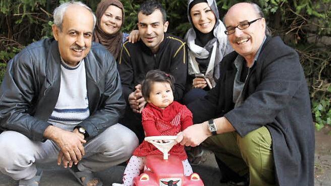 Sie freuen sich riesig über das Bobby Car (von links): Mustafa, Maisa, Sherif, Celime, Ulrich Raab und die kleine Fatima.