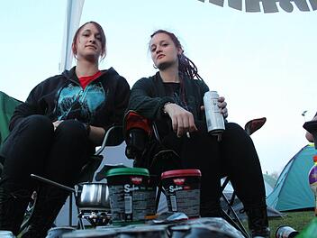 Typische Ragnarök-Fans sind Eli und Rabea. Die eine studiert Philosophie, die andere Japanologie in Heidelberg. Fotos: Markus Häggberg