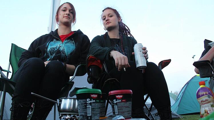 Typische Ragnarök-Fans sind Eli und Rabea. Die eine studiert Philosophie, die andere Japanologie in Heidelberg. Fotos: Markus Häggberg