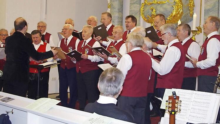 Auch der Gesangverein Oberrodach beteiligt sich am Benefizkonzert zugunsten der Flüchtlingsarbeit. Das Bild zeigt ihn beim letztjährigen Marktrodacher Weihnachtskonzert. Foto: Archiv, Heike Schülein