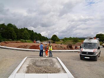 Der künftige Kreisel ist schon gut erkennbar. Im Bild beraten sich (von rechts) Steffen Kiesel, der Bauleiter vom Landratsamt, Polier Robert Zeitz sowie Martin Hopf von den Stadtwerken und Arno Spahn von der Bauaufsicht miteinander. Foto: Kathrin Kupka-Hahn