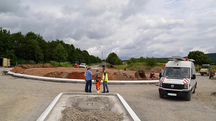 Der künftige Kreisel ist schon gut erkennbar. Im Bild beraten sich (von rechts) Steffen Kiesel, der Bauleiter vom Landratsamt, Polier Robert Zeitz sowie Martin Hopf von den Stadtwerken und Arno Spahn von der Bauaufsicht miteinander. Foto: Kathrin Kupka-Hahn