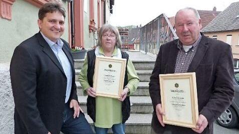F&uuml;r ihre 25-j&auml;hrige Mitgliedschaft im Frankenwaldverein dankte die Ortsgruppe Kupferberg Elsbeth Bauer (Bildmitte) und Alfred Kolenda (rechts). Mit im Bild Obmann Werner Stapf (links). Foto: Klaus-Peter Wulf