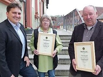 Für ihre 25-jährige Mitgliedschaft im Frankenwaldverein dankte die Ortsgruppe Kupferberg Elsbeth Bauer (Bildmitte) und Alfred Kolenda (rechts). Mit im Bild Obmann Werner Stapf (links). Foto: Klaus-Peter Wulf