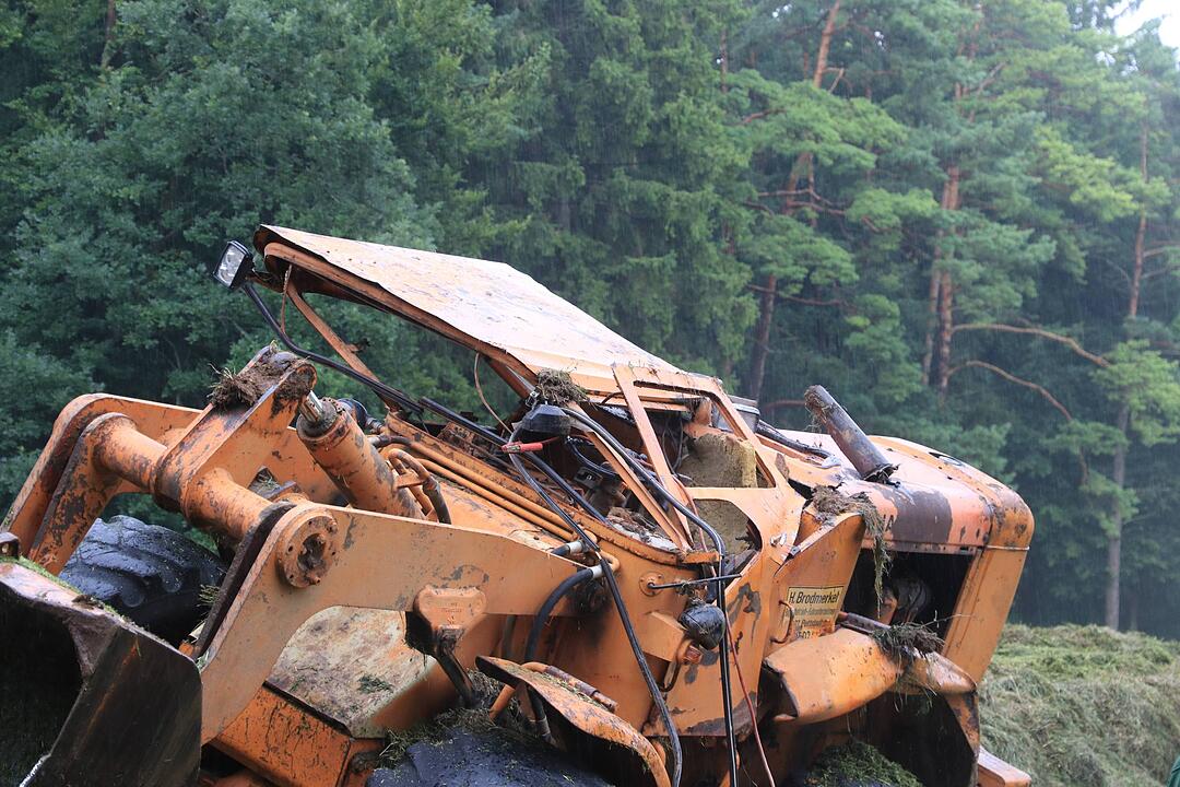 Radlader kippt im Kreis Bamberg um