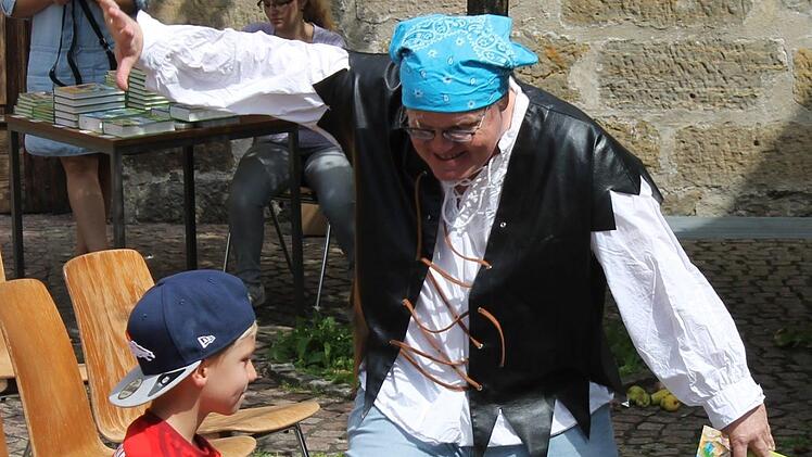 Pirat Stephan Bach in Aktion. Die Kinder wurden aktiv in das Geschehen der Geschichte mit einbezogen.