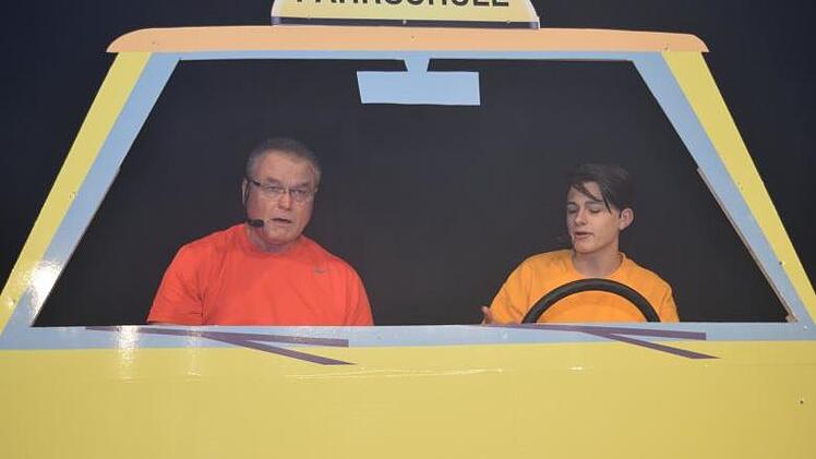 Der Fahrschüler Moritz Lamprecht strapaziert das Nervenkostüm seines Fahrlehrers Klaus Nickoleit (links)