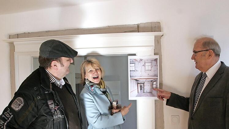 Stephan Beck aus Willersdorf, Karin Merkel aus Pautzfeld und Eduard Nöth aus Forchheim verglichen die historischen Bilder am Türrahmen mit dem renovierten Zustand.  Fotos: Sylvia Hubele