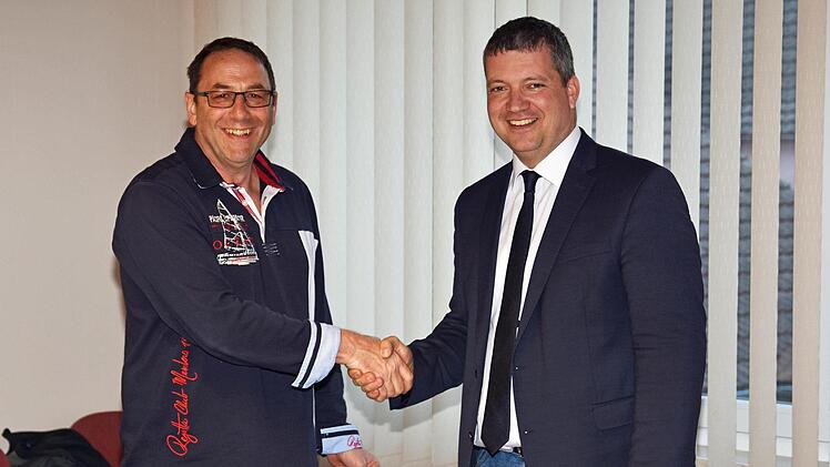 Erwin Sperber (links) wurde als neues Mitglied im Gemeinderat von Bürgermeister Peter Kraus vereidigt.Ulrike Langer