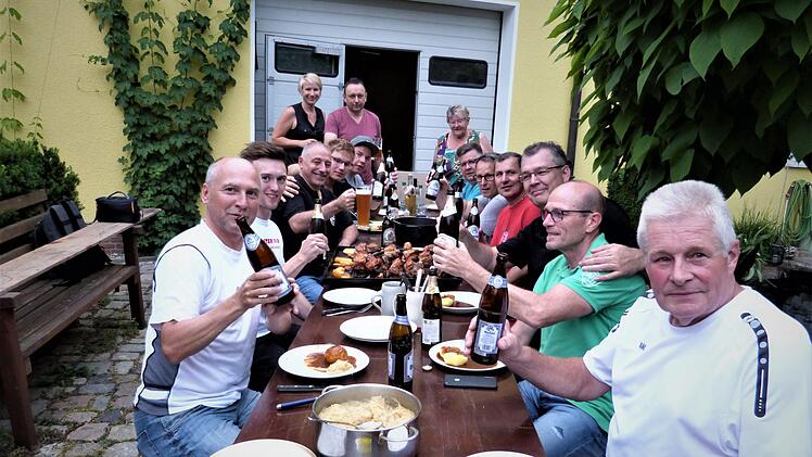 Nach getaner Arbeit saßen die "Bollerer" noch lange bei dem ein oder anderen Bierchen zusammen.