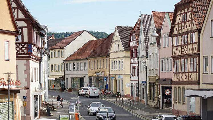 Die Bahnhofstraße wirkt deutlich in die Jahre gekommen.Foto: Arkadius Guzy