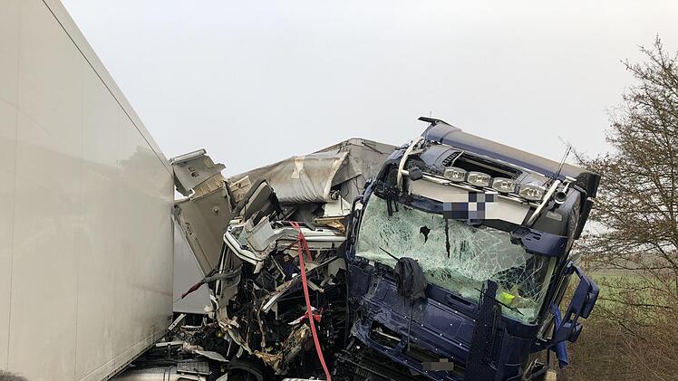 Tödlicher Unfall: Bei  Gerolzhofen (Landkreis Schweinfurt) hat sich am Freitag ein  Lkw-Unfall ereignet. Ein Fahrer starb, ein weiterer wurde schwer verletzt. Foto: News5/Merzbach
