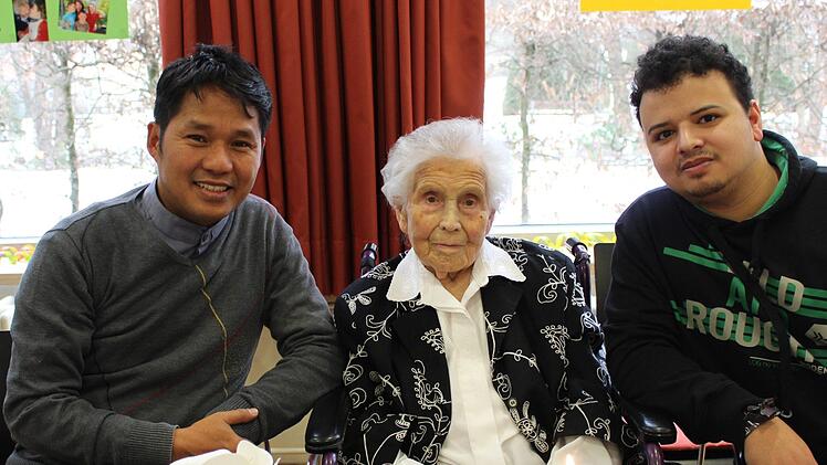 Der thailändische Priester John Baptist Weresat (links) besuchte seine Gönnerin Maria Weber zu ihrem 100. Geburtstag. Rechts ist der Enkel Rafael Weber. Foto: Julia Raab