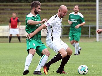 Er wird nicht erneut gegen den TSV Neudrossenfeld treffen: Torjäger Maximilian Großmann (rechts) fehlt dem FC Eintracht Bamberg im Spitzenspiel.  Foto: Sportpress