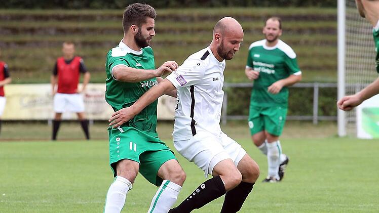 Er wird nicht erneut gegen den TSV Neudrossenfeld treffen: Torjäger Maximilian Großmann (rechts) fehlt dem FC Eintracht Bamberg im Spitzenspiel.  Foto: Sportpress
