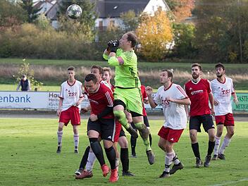 Wei&szlig;enbrunns Keeper Niklas Weise faustet eine Ecke des TSV Ludwigsstadt (wei&szlig;e Trikots) weg.  Foto: Heinrich Wei&szlig;