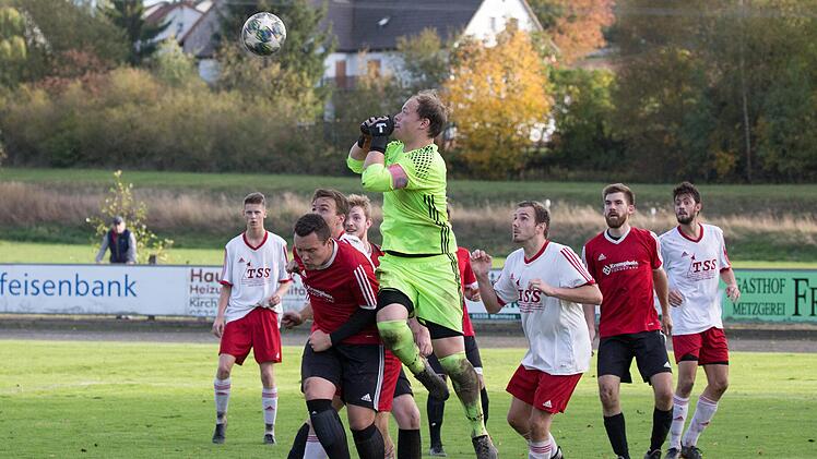 Wei&szlig;enbrunns Keeper Niklas Weise faustet eine Ecke des TSV Ludwigsstadt (wei&szlig;e Trikots) weg.  Foto: Heinrich Wei&szlig;