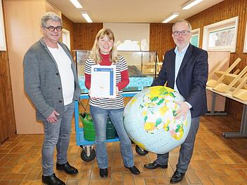 Das Schullandheim Bauersberg wurde zum zweiten Mal in Folge mit dem  Qualitätssiegel "Umweltbildung Bayern" ausgezeichnet. Auf diese  Auszeichnung sind (von links) Klaus Grübel (Schweinfurt; Mitglied im  Heimbeirat), Studienhausleiterin  Andrea Schmitt und der neue  Geschäftsführer der gGmbH, Markus Seibel stolz. Foto: Marion Eckert
